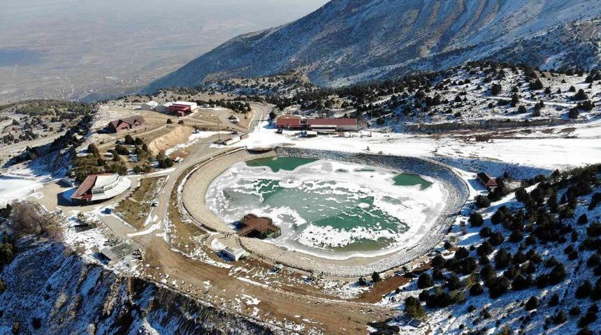 Yüzeyi buz tutan Ardıçlı Gölü’nde mest eden kış manzarası