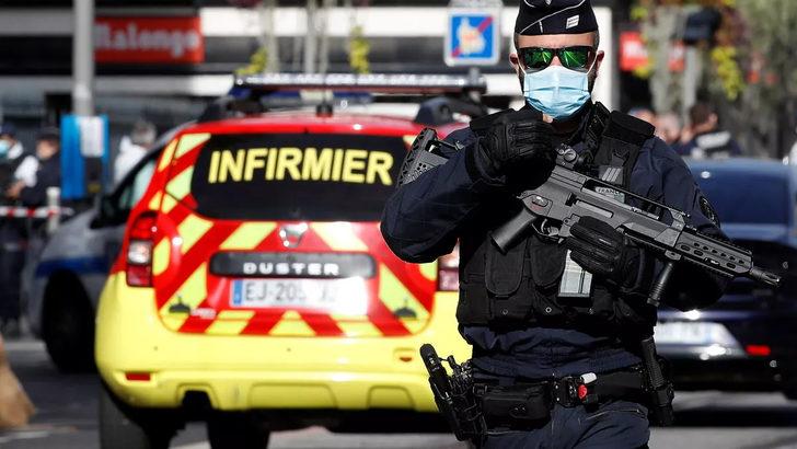 Son dakika: Paris'te bıçaklı saldırı paniği! Saldırgan Fransa'nın göbeğinde çok sayıda kişiyi yaraladı, polis ateş açtı