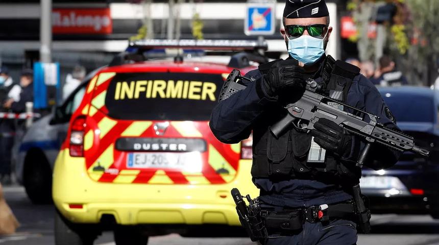 Son dakika: Paris'te bıçaklı saldırı paniği! Saldırgan Fransa'nın göbeğinde çok sayıda kişiyi yaraladı, polis ateş açtı