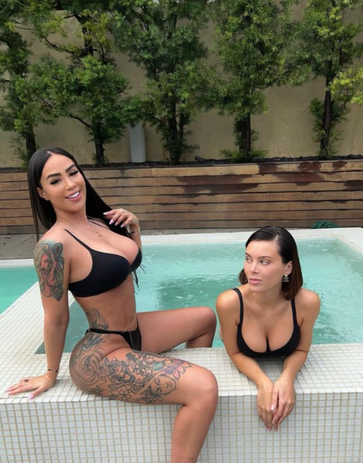 Eski günlerine göz kırptı! Eski yetişkin film yıldızı Lana Rhoades, g-string bikinisiyle jakuziden paylaşınca sosyal medya alev aldı G3