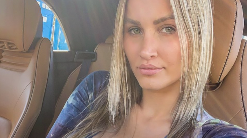 Dövme modeli Jill Hardener dudak uçuklatan mürekkebini göstermek için banyoda tamamen çıplak poz verdi