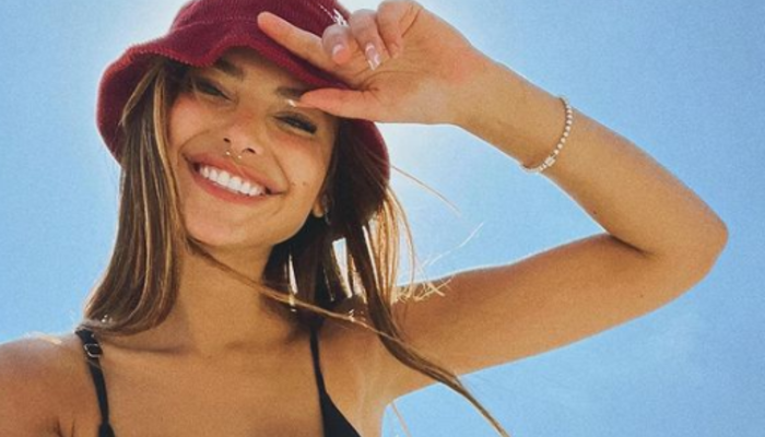 Dekoltesini bir gören bir daha baktı! Bikini altı o kadar küçüktü ki...