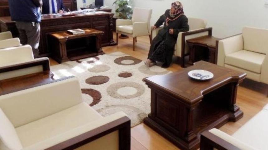 Israrlara rağmen böyle oturdu! 'Basmaya kıyamam' dedi