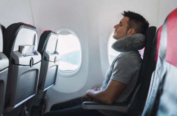 Seyahatlerinin en büyük sırrını paylaştı! “Uçakta en kötü koltuğu seçmelisiniz”