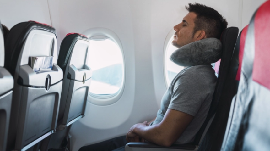 Seyahatlerinin en büyük sırrını paylaştı! “Uçakta en kötü koltuğu seçmelisiniz”