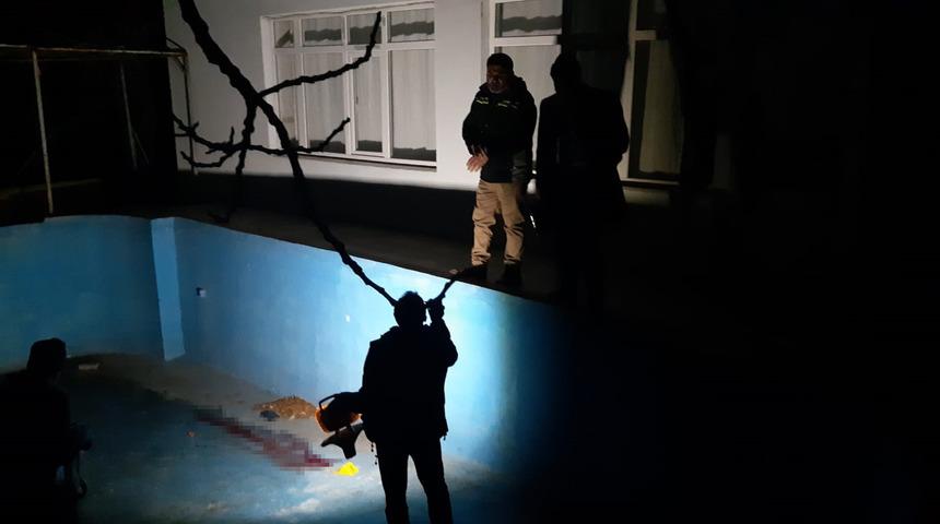 Kocaeli'de matematik öğretmeninin sır ölümü! 5. kattaki evinden boş havuza düştü