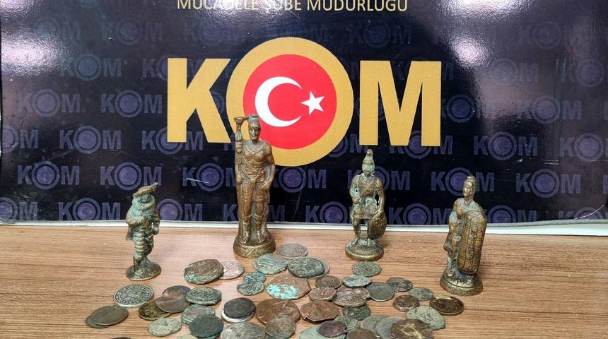 Şanlıurfa'da tarihi eser operasyonunda 4 heykel, 84 obje ele geçirildi