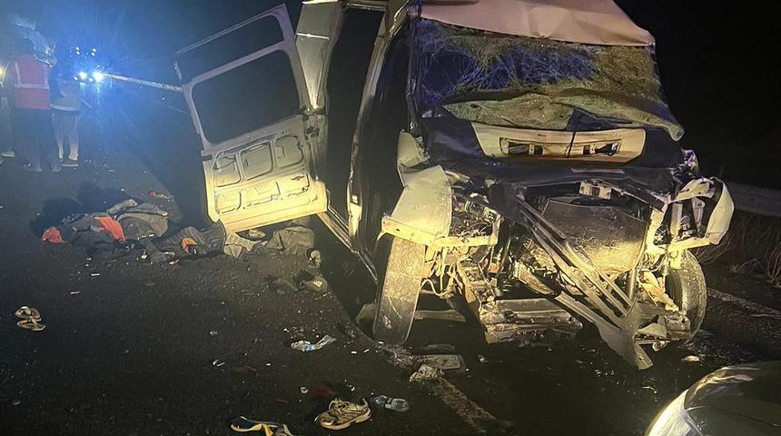 Ankara'da yabancı uyrukluları taşıyan minibüs kaza yaptı! Çok sayıda yaralı var