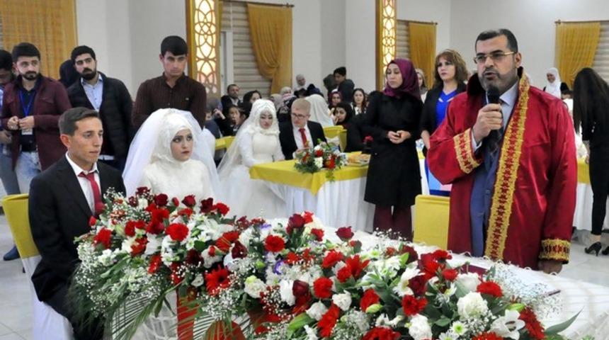 Bir m&uuml;ft&uuml; ilk kez resmi nikah kıydı!