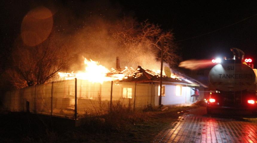 Bilecik'te yangın çıkan ev kullanılamaz hale geldi