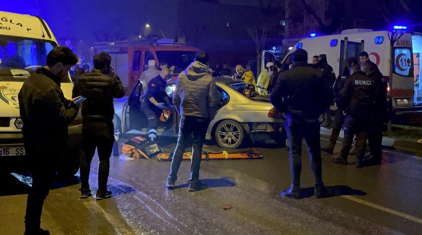 Bursa'da polisten kaçarken kaza yapan otomobildeki 1 kişi öldü, 4 kişi yaralandı