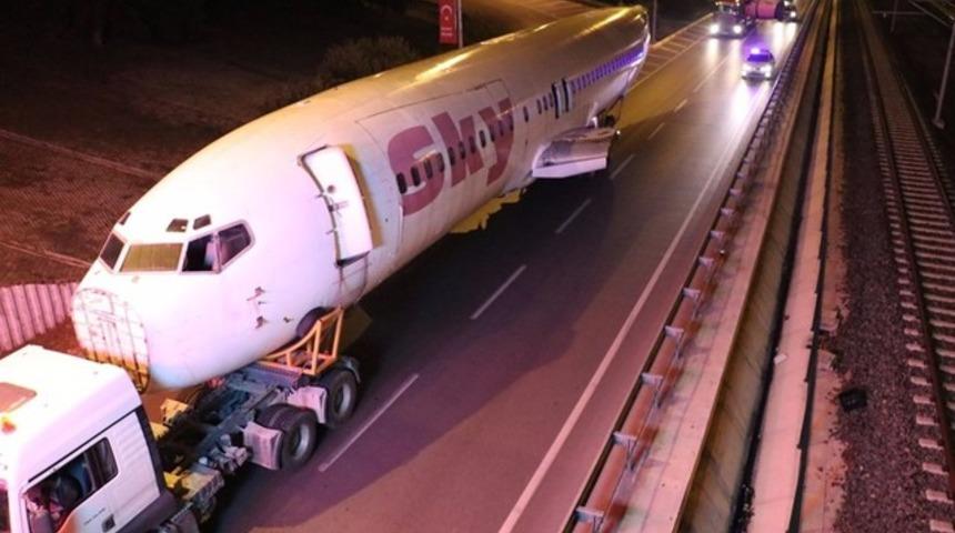 Lise bah&ccedil;esinde "k&uuml;t&uuml;phane" olacak u&ccedil;ağın par&ccedil;aları tırlarla taşındı