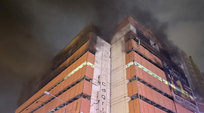 Bursa'da katlı otoparktaki 3 otomobil yandı