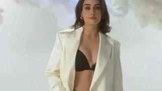 Esra Bilgiç, reklam sayesinde öyle paralar kazandı ki... İşte Pakistan’dan elde ettiği reklam geliri