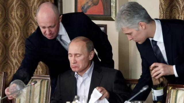 Kasım 2011'den bir fotoğrafta Prigozhin (solda) ve Vladimir Putin.  Prigozhin, önce 