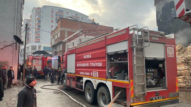 Bursa'da kereste imalathanesinde yangın çıktı