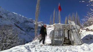 'Dağların oğlu' bir yıldır ormanda tek başına yaşıyor! 'Kurtların uluması ninni gibi geliyor'