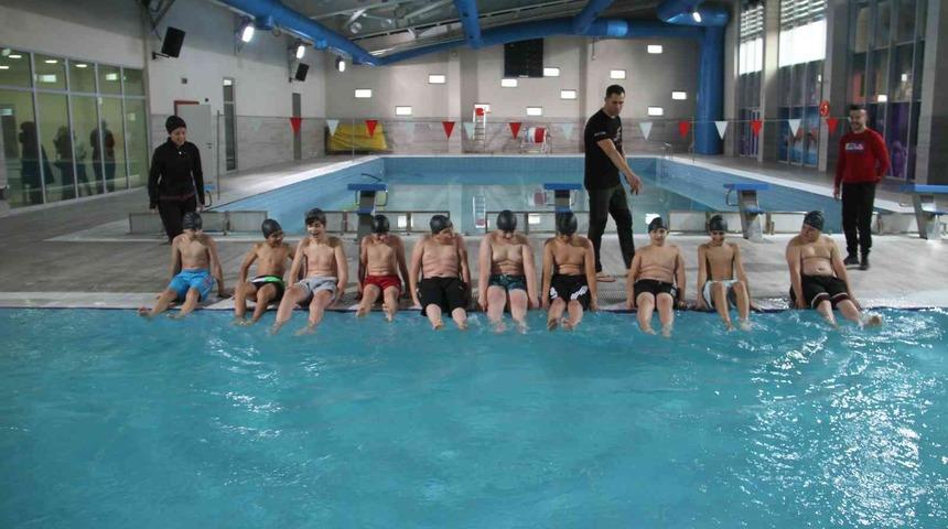 Beyşehir’e kazandırılan yarı olimpik yüzme havuzu hizmete girdi