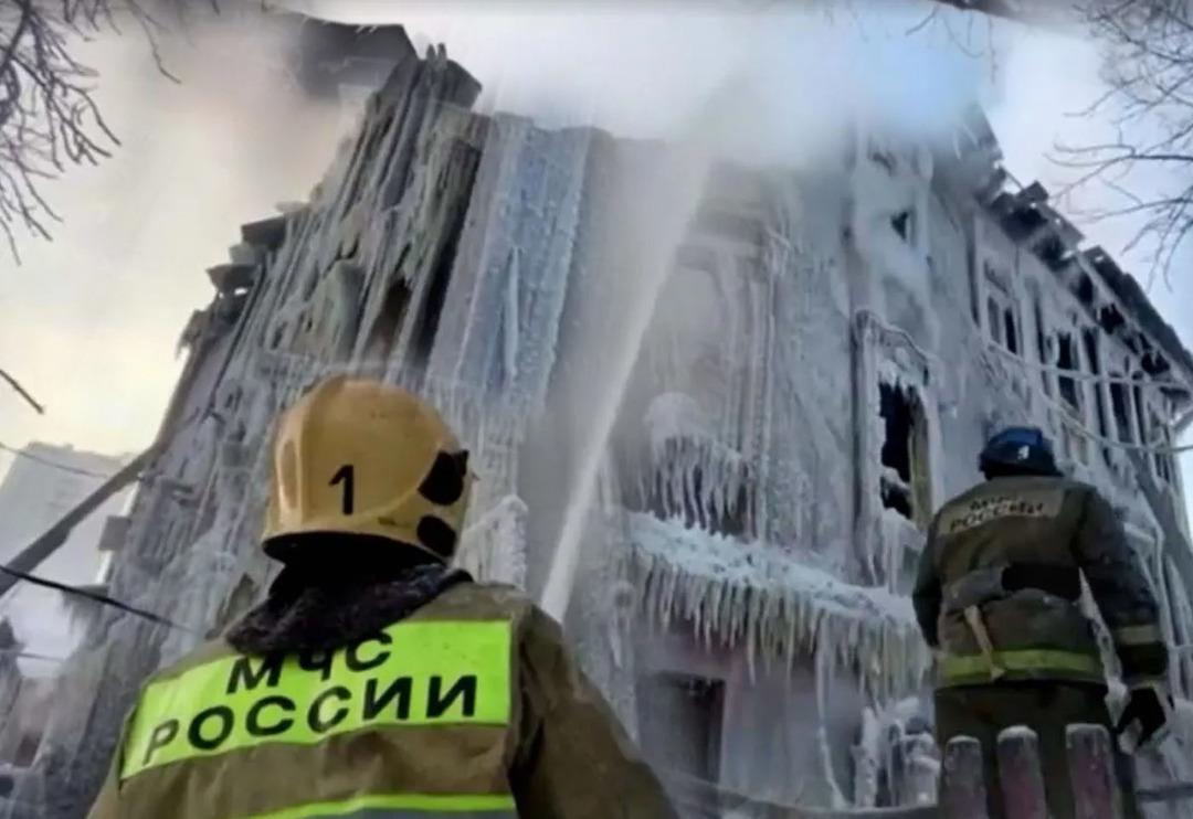 Sıktıkları su dondu itfaiye ekipleri şaştı kaldı! Binayı donduran soğuk hava şaşkına &ccedil;evirdi