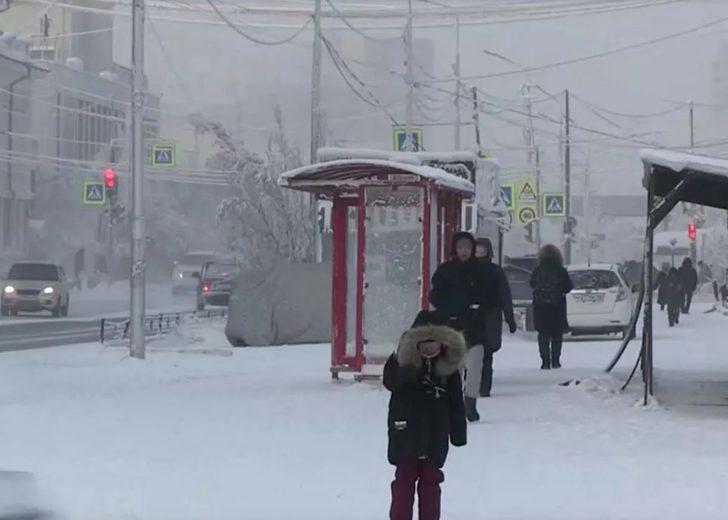 Sıktıkları su dondu itfaiye ekipleri şaştı kaldı! Binayı donduran soğuk hava şaşkına çevirdi G5