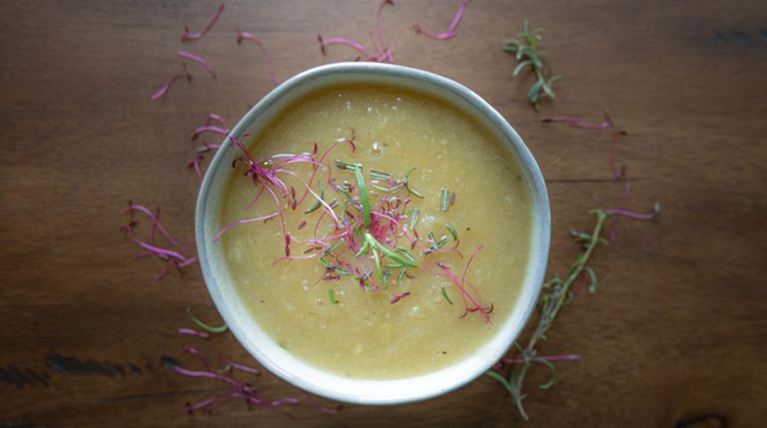 Kaşık kaşık içirecek tarif: Fesleğenli enginar çorbası! Zuhal Topal'la Yemekteyiz fesleğenli enginar çorbası malzemeleri ve tarifi