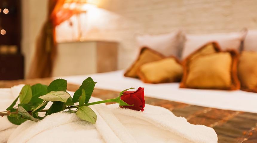 Yatak odasında g&uuml;l bulundurmanın mucizesine inanamayacaksınız