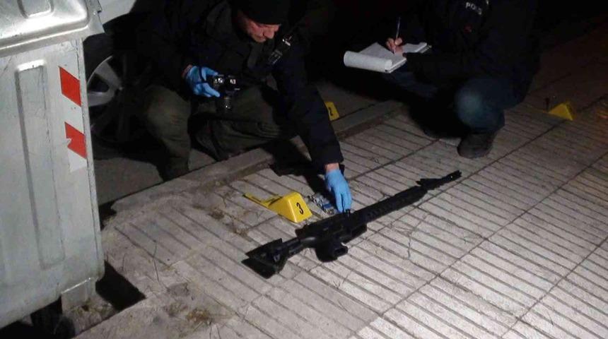 Pompalı tüfeklerle apartmana ateş açıldı, 2 dairenin camları kırıldı