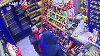 Bıçaklı gaspçı sert kayaya çarptı, neye uğradığını şaşırdı! O anlar kamerada