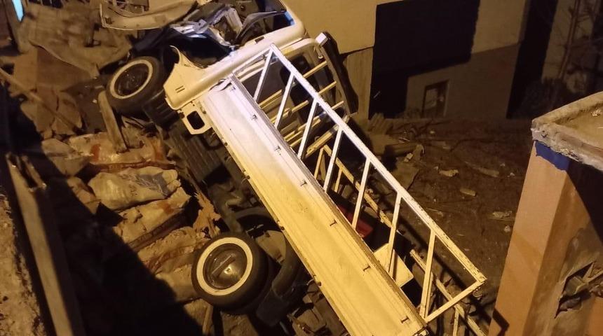 Zonguldak'ta park halindeki araçlara çarpan kamyonet apartman boşluğuna devrildi