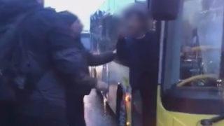 İETT otobüsünün camını tekme atarak kırdı! O anlar kamerada