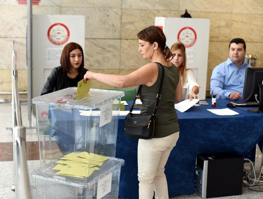 Sadece 2'si yükseldi... O parti 1 yılda büyük düşüş yaşadı!