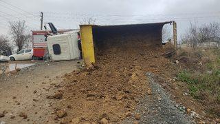 Kocaeli'de devrilen kamyonun sürücüsü yaralandı
