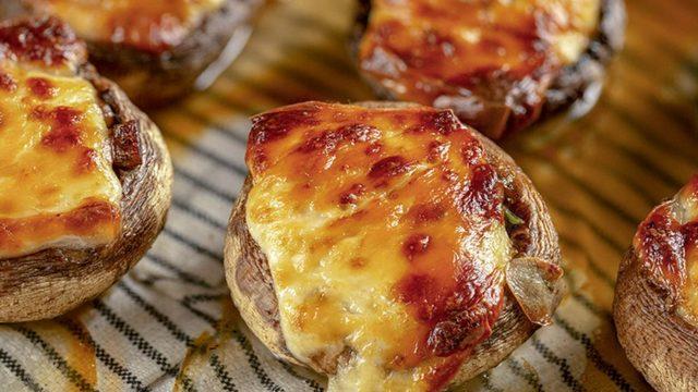 Etin olmazsa olmaz yancısı fırında kaşarlı mantar tarifi! Fırında kaşarlı mantar nasıl yapılır?