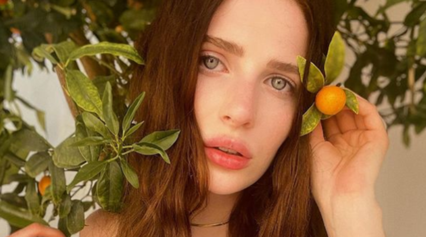 Yetişkin film yıldızı Reislin yine ayna pozuyla olay oldu! Pantolonunun düğmelerini açıp iç çamaşırıyla dans etti