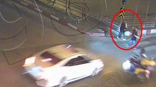  Anne ve minik bebeği, ölümden kıl payı kurtuldu! Korkutan kaza kamerada