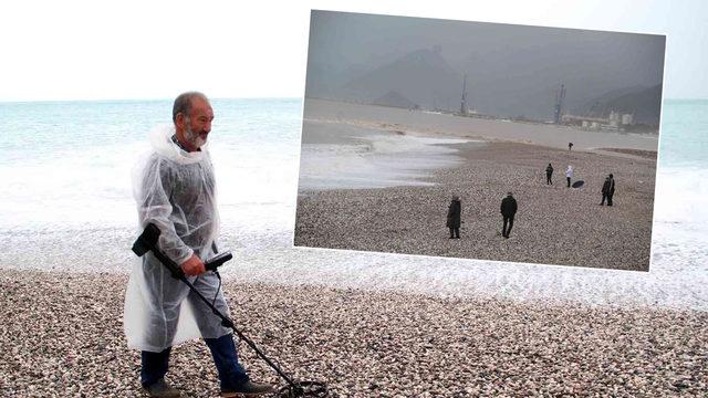 'Gümüş ve altın çıkıyor' Sahilin rengini görünce... Defineciler oraya akın etti