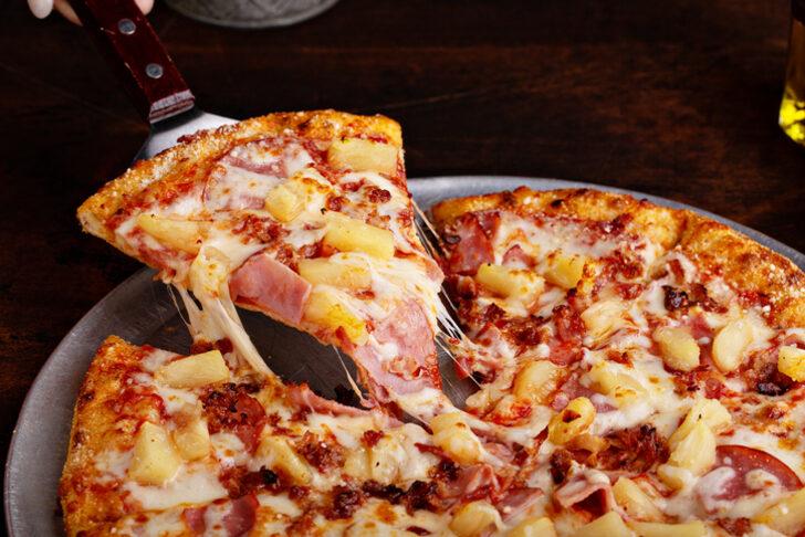 Bol malzemeli yumuşacık karışık pizza tarifi! Zuhal Topal'la Yemekteyiz karışık pizza nasıl yapılır, malzemeleri neler?