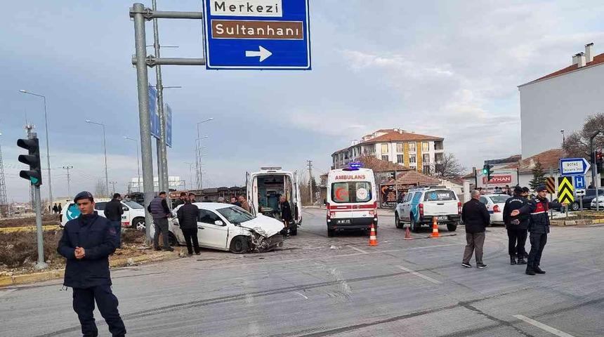 Aksaray'da trafik kazası! Tır ile otomobil çarpıştı: 5 yaralı