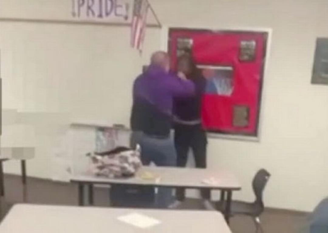 Sınıfta kaos! &Ouml;ğretmen &ouml;ğrenciyi &ouml;nce sıraların &uuml;zerinde s&uuml;r&uuml;kledi ardından ise duvara yapıştırıp boğazını sıktı