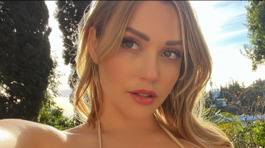 Yetişkin film yıldızı Mia Malkova yatağının üzerine oturup transparan iç çamaşırıyla paylaştı! Bir gören bir daha baktı