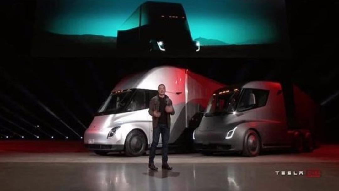 Elon Musk elektrikli kamyon 'Tesla Semi'yi tanıttı