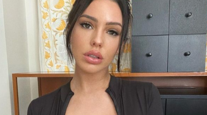 Ona hâlâ yaz! Sosyal medya fenomeni Paige Woolen bikinili paylaşımıyla soğuk havalara meydan okudu