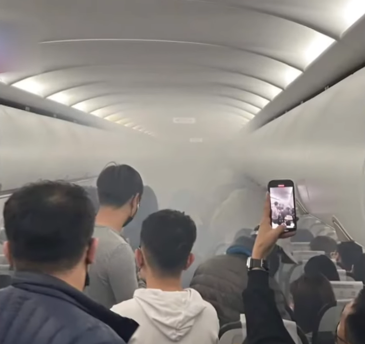 Uçakta korku dolu anlar! Powerbank patlayınca bir anda dumanlar yükseldi: 2 yaralı