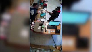 Eczane çalışanının kasadan hırsızlık yaptığı anlar güvenlik kamerasında