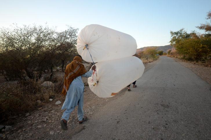 Poşet poşet doğal gaz! 'Yüzde 80 daha ucuz' Doğal gazı tarladan eve böyle taşıyorlar... 'Bir poşet doğal gaz alabilir miyim?' G2