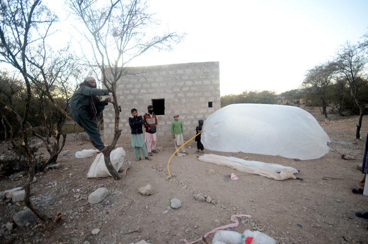 Poşet poşet doğal gaz! 'Yüzde 80 daha ucuz' Doğal gazı tarladan eve böyle taşıyorlar... 'Bir poşet doğal gaz alabilir miyim?' G5