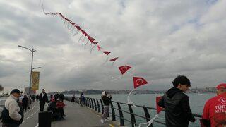 Üsküdar'da mest eden görüntü! 225 metrelik Türk bayraklı uçurtma treni gökyüzünü süsledi