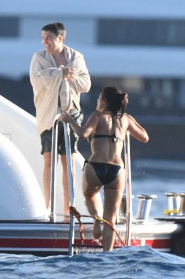 Göğüsleri dar bluzüne sığmadı G1