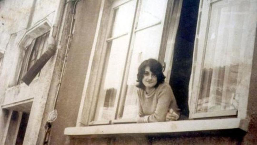 O yoksul evin penceresinde g&uuml;l&uuml;mseyen kız şimdi T&uuml;rkiye'nin en sevilenlerinden 