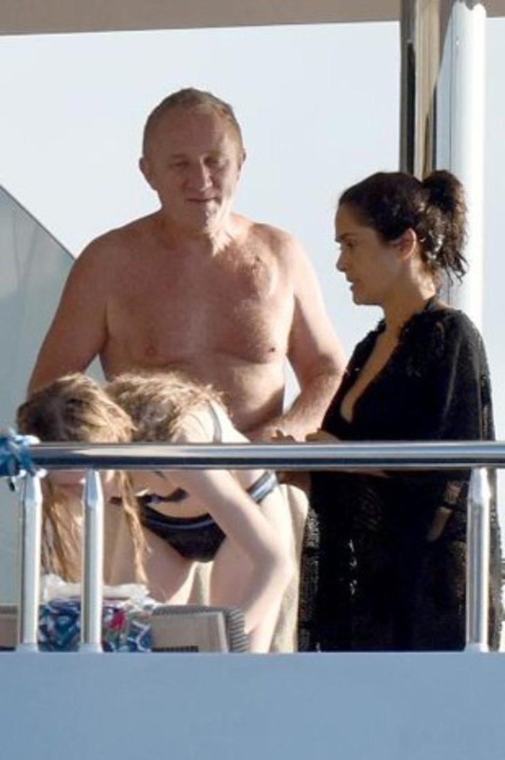 Göğüsleri dar bluzüne sığmadı G2